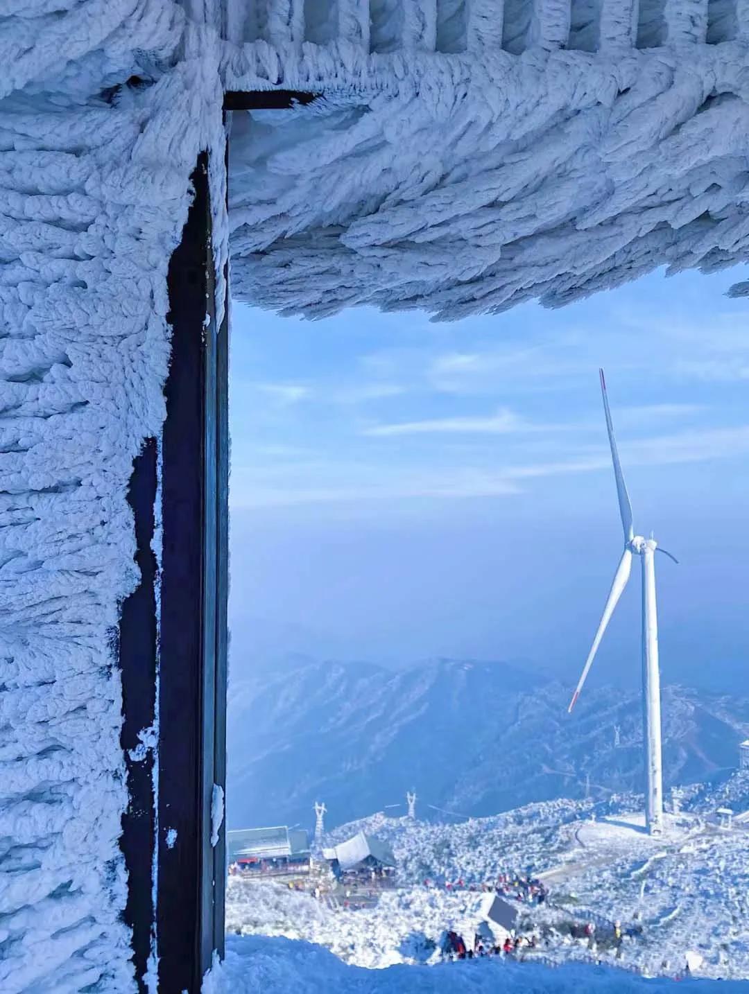 “南岳衡山雾凇美景，云端直播带你共赏冬日奇观”